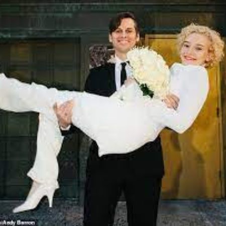 Julia Garner Started Dating Mark Foster in 2018.